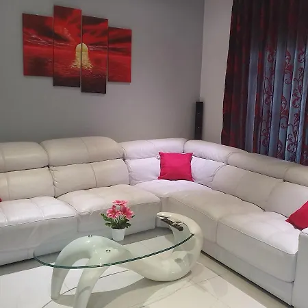 Modern, Stylish & Comfortable 3 Bedroom With Jacuzzi, Aquarium And Private Yard With Barbeque *