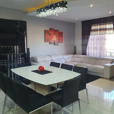 Modern, Stylish & Comfortable 3 Bedroom With Jacuzzi, Aquarium And Private Yard With Barbeque Apartamento