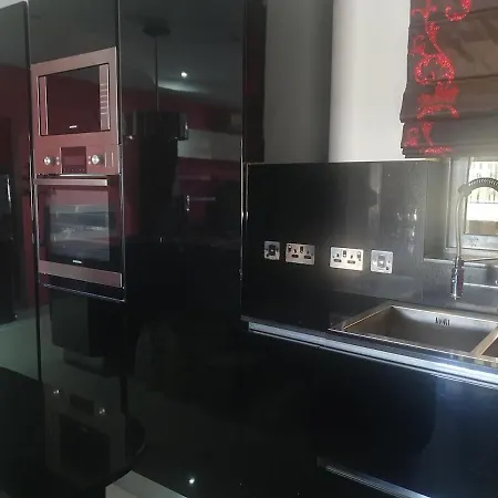 Apartamento Modern, Stylish & Comfortable 3 Bedroom With Jacuzzi, Aquarium And Private Yard With Barbeque *