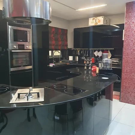 Modern, Stylish & Comfortable 3 Bedroom With Jacuzzi, Aquarium And Private Yard With Barbeque * Mellieha