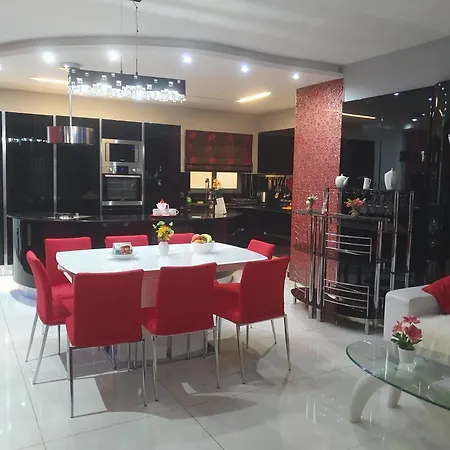Modern, Stylish & Comfortable 3 Bedroom With Jacuzzi, Aquarium And Private Yard With Barbeque Apartamento *