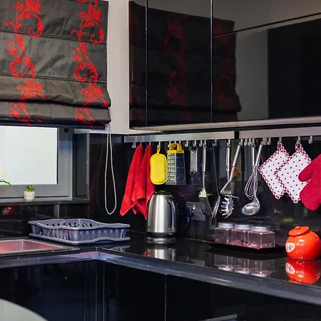 Modern, Stylish & Comfortable 3 Bedroom With Jacuzzi, Aquarium And Private Yard With Barbeque *