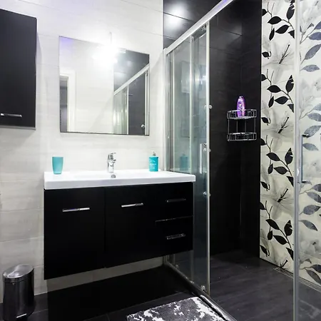 Modern, Stylish & Comfortable 3 Bedroom With Jacuzzi, Aquarium And Private Yard With Barbeque Apartamento *