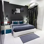 Modern, Stylish & Comfortable 3 Bedroom With Jacuzzi, Aquarium And Large Private Yard With Barbeque