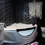 Modern, Stylish & Comfortable 3 Bedroom With Jacuzzi, Aquarium And Large Private Yard With Barbeque المليحة