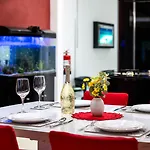 Modern, Stylish & Comfortable 3 Bedroom With Jacuzzi, Aquarium And Large Private Yard With Barbeque *