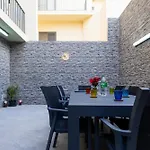 شقة Modern, Stylish & Comfortable 3 Bedroom With Jacuzzi, Aquarium And Large Private Yard With Barbeque المليحة