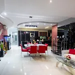 Modern, Stylish & Comfortable 3 Bedroom With Jacuzzi, Aquarium And Large Private Yard With Barbeque شقة المليحة