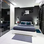 Modern, Stylish & Comfortable 3 Bedroom With Jacuzzi, Aquarium And Large Private Yard With Barbeque شقة المليحة