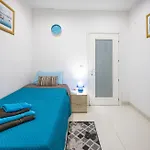 Modern, Stylish & Comfortable 3 Bedroom With Jacuzzi, Aquarium And Large Private Yard With Barbeque *
