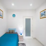 Modern, Stylish & Comfortable 3 Bedroom With Jacuzzi, Aquarium And Large Private Yard With Barbeque *