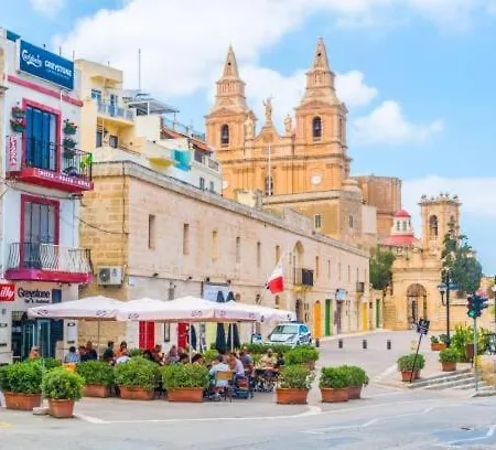 Modern, Stylish & Comfortable 3 Bedroom With Jacuzzi, Aquarium And Private Yard With Barbeque