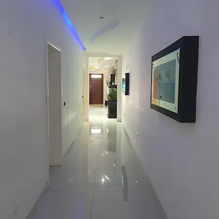 Modern, Stylish & Comfortable 3 Bedroom With Jacuzzi, Aquarium And Private Yard With Barbeque