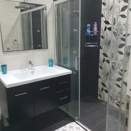 Modern, Stylish & Comfortable 3 Bedroom With Jacuzzi, Aquarium And Private Yard With Barbeque Lejlighed