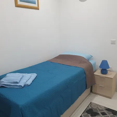 Modern, Stylish & Comfortable 3 Bedroom With Jacuzzi, Aquarium And Private Yard With Barbeque Mellieħa