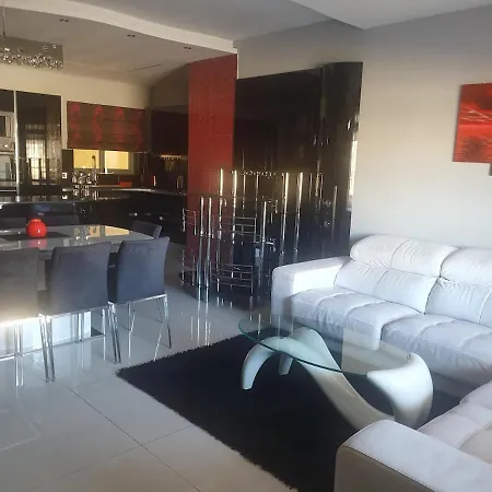 Modern, Stylish & Comfortable 3 Bedroom With Jacuzzi, Aquarium And Private Yard With Barbeque Apartment