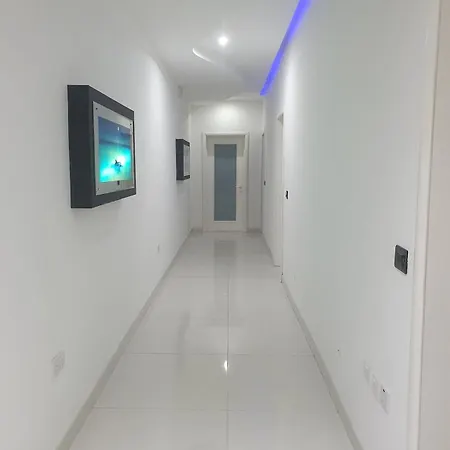 Modern, Stylish & Comfortable 3 Bedroom With Jacuzzi, Aquarium And Private Yard With Barbeque Lejlighed *