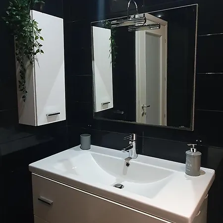 Apartment Modern, Stylish & Comfortable 3 Bedroom With Jacuzzi, Aquarium And Private Yard With Barbeque *