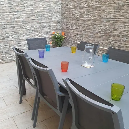 Modern, Stylish & Comfortable 3 Bedroom With Jacuzzi, Aquarium And Private Yard With Barbeque