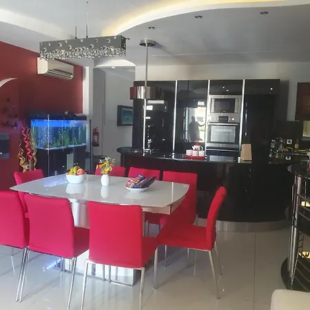 Modern, Stylish & Comfortable 3 Bedroom With Jacuzzi, Aquarium And Private Yard With Barbeque Mellieħa