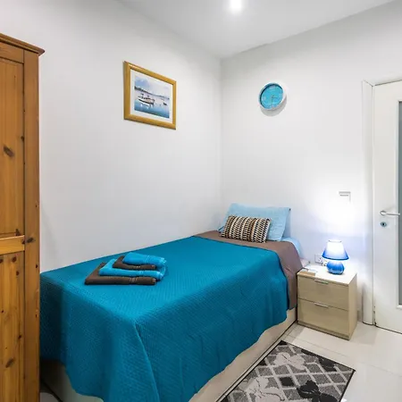 Modern, Stylish & Comfortable 3 Bedroom With Jacuzzi, Aquarium And Private Yard With Barbeque Lejlighed