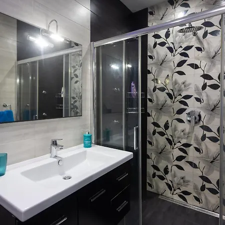 아파트 Modern, Stylish & Comfortable 3 Bedroom With Jacuzzi, Aquarium And Large Private Yard With Barbeque 멜리에하
