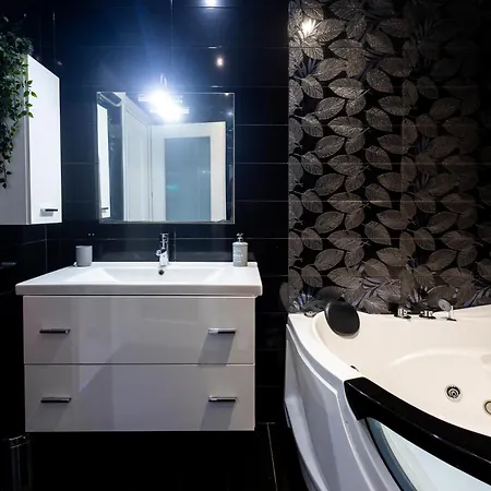 Modern, Stylish & Comfortable 3 Bedroom With Jacuzzi, Aquarium And Private Yard With Barbeque Mellieħa