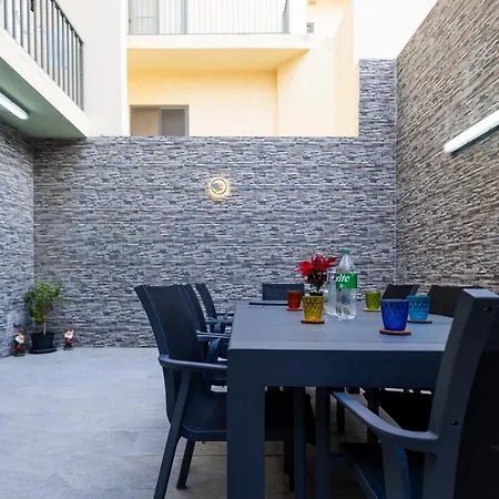 Lejlighed Modern, Stylish & Comfortable 3 Bedroom With Jacuzzi, Aquarium And Large Private Yard With Barbeque Mellieħa