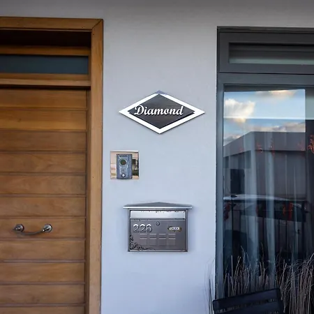 Modern, Stylish & Comfortable 3 Bedroom With Jacuzzi, Aquarium And Large Private Yard With Barbeque Lejlighed Mellieħa