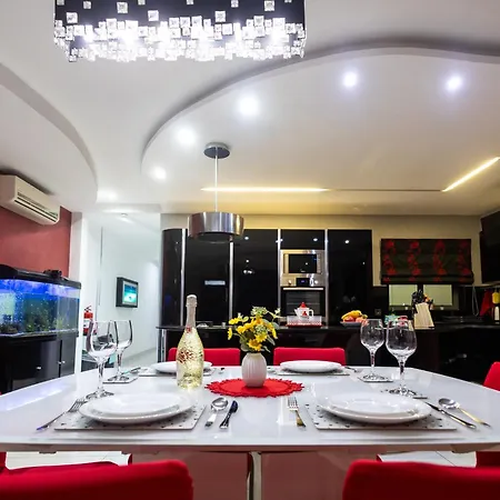 Modern, Stylish & Comfortable 3 Bedroom With Jacuzzi, Aquarium And Large Private Yard With Barbeque شقة