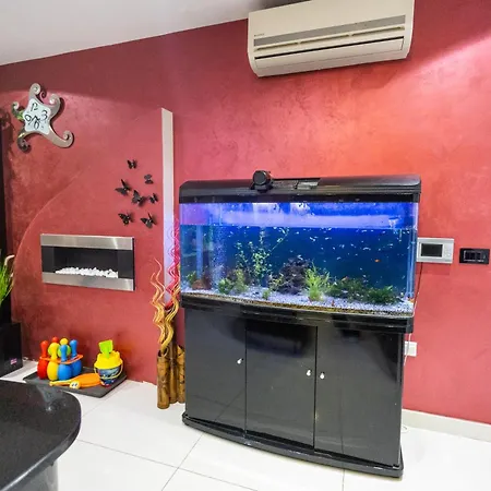 Modern, Stylish & Comfortable 3 Bedroom With Jacuzzi, Aquarium And Large Private Yard With Barbeque Διαμέρισμα