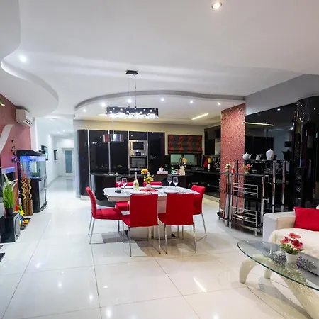 Modern, Stylish & Comfortable 3 Bedroom With Jacuzzi, Aquarium And Large Private Yard With Barbeque شقة المليحة