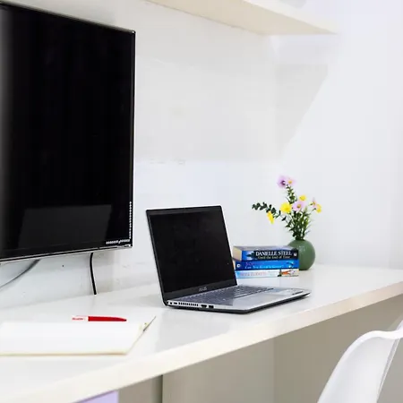 Modern, Stylish & Comfortable 3 Bedroom With Jacuzzi, Aquarium And Large Private Yard With Barbeque