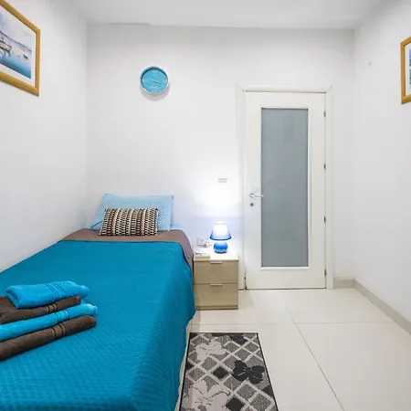 Modern, Stylish & Comfortable 3 Bedroom With Jacuzzi, Aquarium And Large Private Yard With Barbeque *