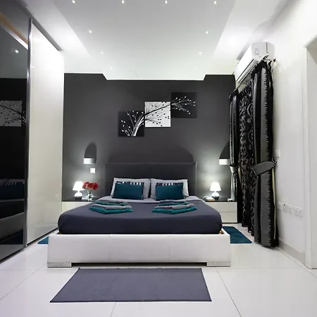 Modern, Stylish & Comfortable 3 Bedroom With Jacuzzi, Aquarium And Large Private Yard With Barbeque