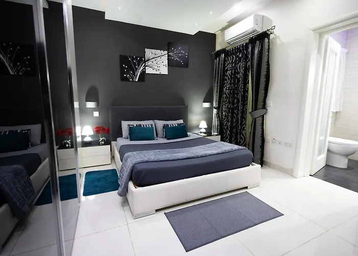 Modern, Stylish & Comfortable 3 Bedroom With Jacuzzi, Aquarium And Large Private Yard With Barbeque