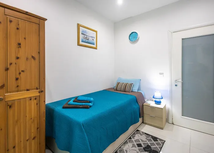 Modern, Stylish & Comfortable 3 Bedroom With Jacuzzi, Aquarium And Large Private Yard With Barbeque شقة