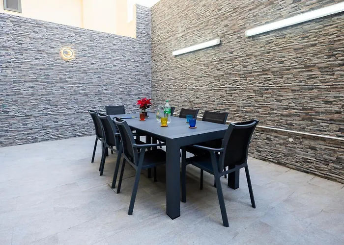 Modern, Stylish & Comfortable 3 Bedroom With Jacuzzi, Aquarium And Large Private Yard With Barbeque * Mellieħa