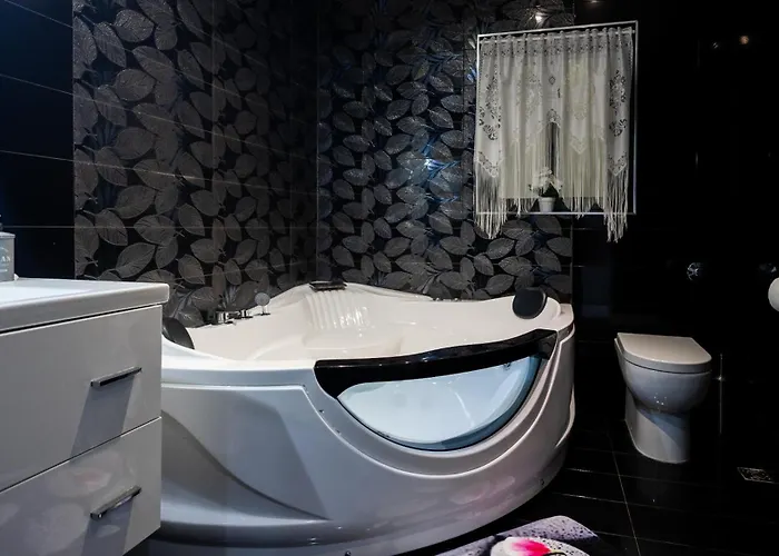 Modern, Stylish & Comfortable 3 Bedroom With Jacuzzi, Aquarium And Large Private Yard With Barbeque المليحة