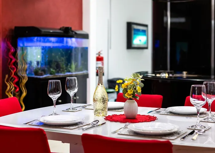 Modern, Stylish & Comfortable 3 Bedroom With Jacuzzi, Aquarium And Large Private Yard With Barbeque *