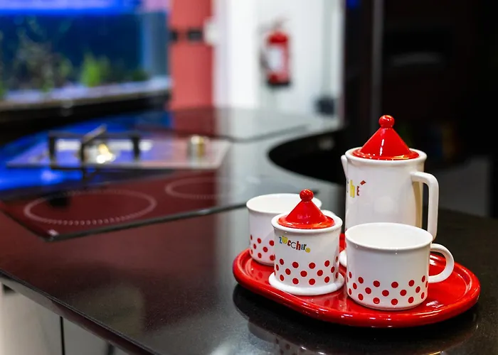 Modern, Stylish & Comfortable 3 Bedroom With Jacuzzi, Aquarium And Large Private Yard With Barbeque شقة