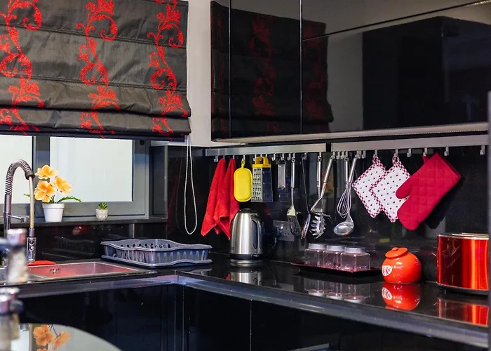 Modern, Stylish & Comfortable 3 Bedroom With Jacuzzi, Aquarium And Large Private Yard With Barbeque *