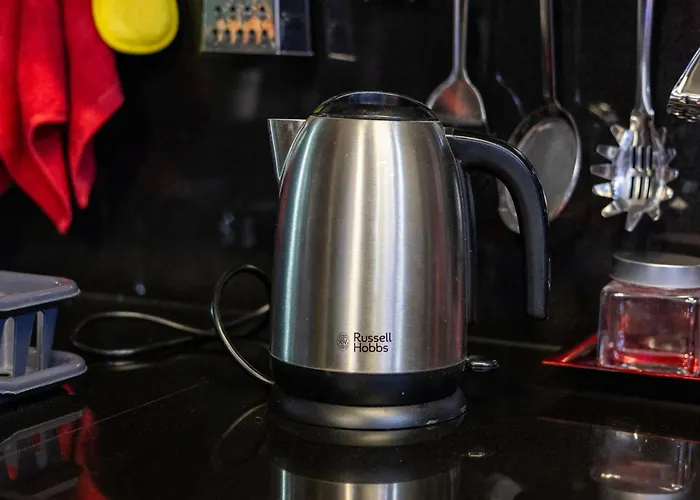 Modern, Stylish & Comfortable 3 Bedroom With Jacuzzi, Aquarium And Large Private Yard With Barbeque شقة المليحة