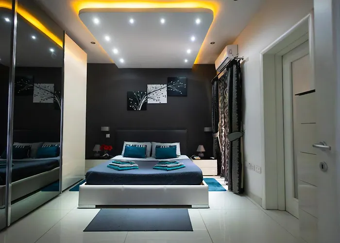 Modern, Stylish & Comfortable 3 Bedroom With Jacuzzi, Aquarium And Large Private Yard With Barbeque شقة