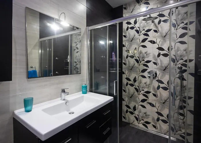 شقة Modern, Stylish & Comfortable 3 Bedroom With Jacuzzi, Aquarium And Large Private Yard With Barbeque المليحة