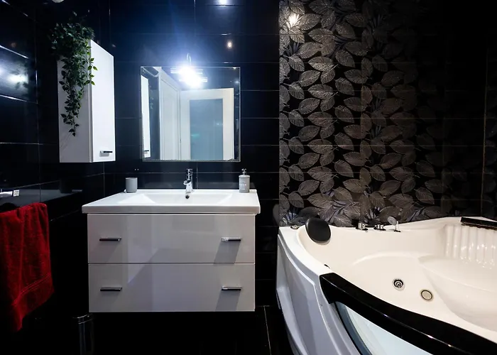 Modern, Stylish & Comfortable 3 Bedroom With Jacuzzi, Aquarium And Large Private Yard With Barbeque Mellieħa