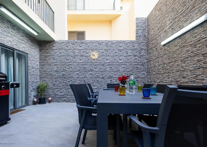 Διαμέρισμα Modern, Stylish & Comfortable 3 Bedroom With Jacuzzi, Aquarium And Large Private Yard With Barbeque Mellieħa