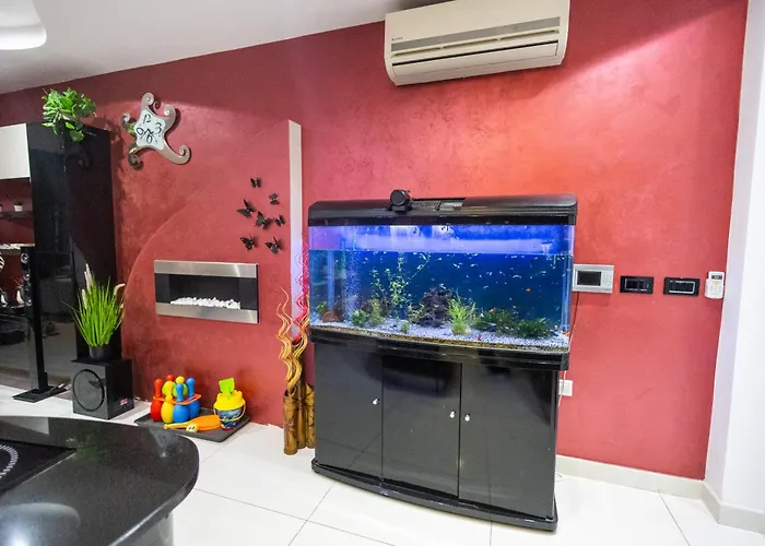 Modern, Stylish & Comfortable 3 Bedroom With Jacuzzi, Aquarium And Large Private Yard With Barbeque شقة