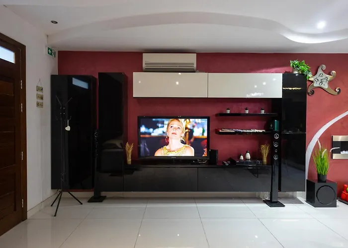 شقة Modern, Stylish & Comfortable 3 Bedroom With Jacuzzi, Aquarium And Large Private Yard With Barbeque *