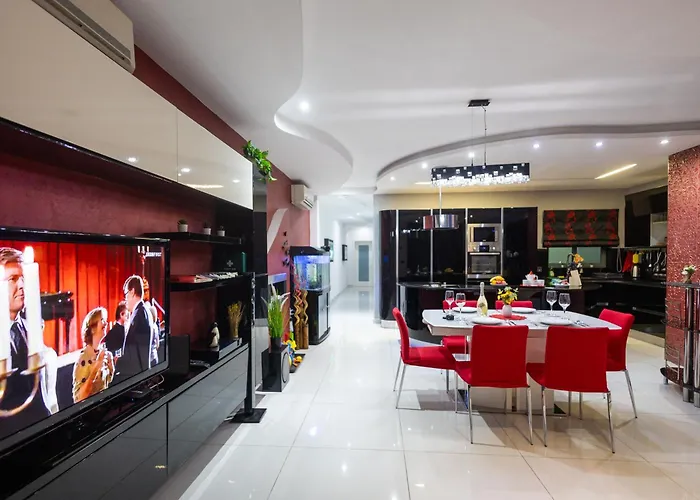 شقة Modern, Stylish & Comfortable 3 Bedroom With Jacuzzi, Aquarium And Large Private Yard With Barbeque